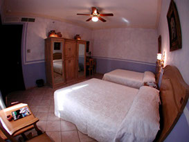 Ocupación máxima de 4 personas. La habitación Estándar cuenta con 2 camas individuales o dobles, aire acondicionado, escritorio de trabajo, Inte