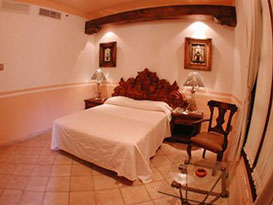 Ocupación máxima de 2 personas. La habitación Estándar cuenta con 1 cama queen size, aire acondicionado, escritorio de trabajo, Internet inalámb